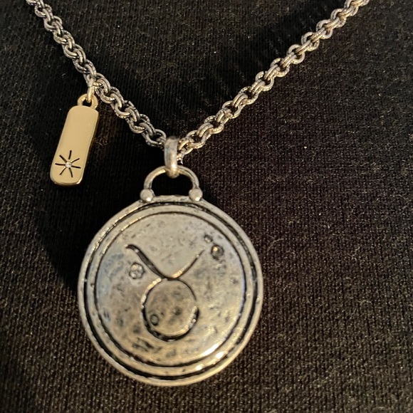 NWT! Chico’s Taurus Adjustable and reversible! Silver pendant necklace - Picture 4 of 5